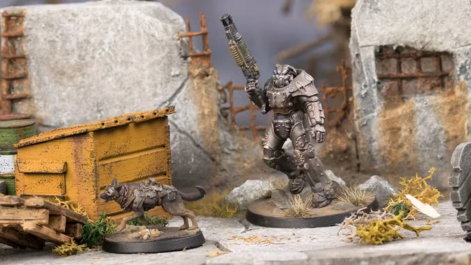 Поселенец в силовой броне с псом Догмитом из настольной игры