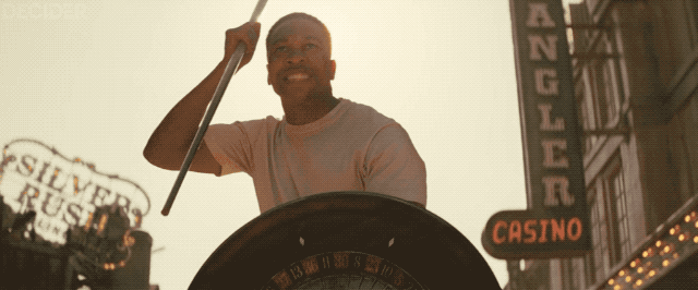 Максимус с щитом и копьём в полный рост