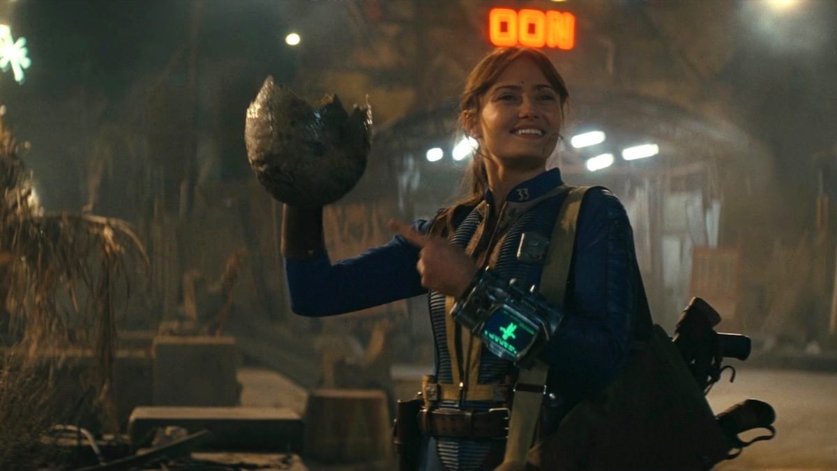 Люси держит яйцо Когтя смерти